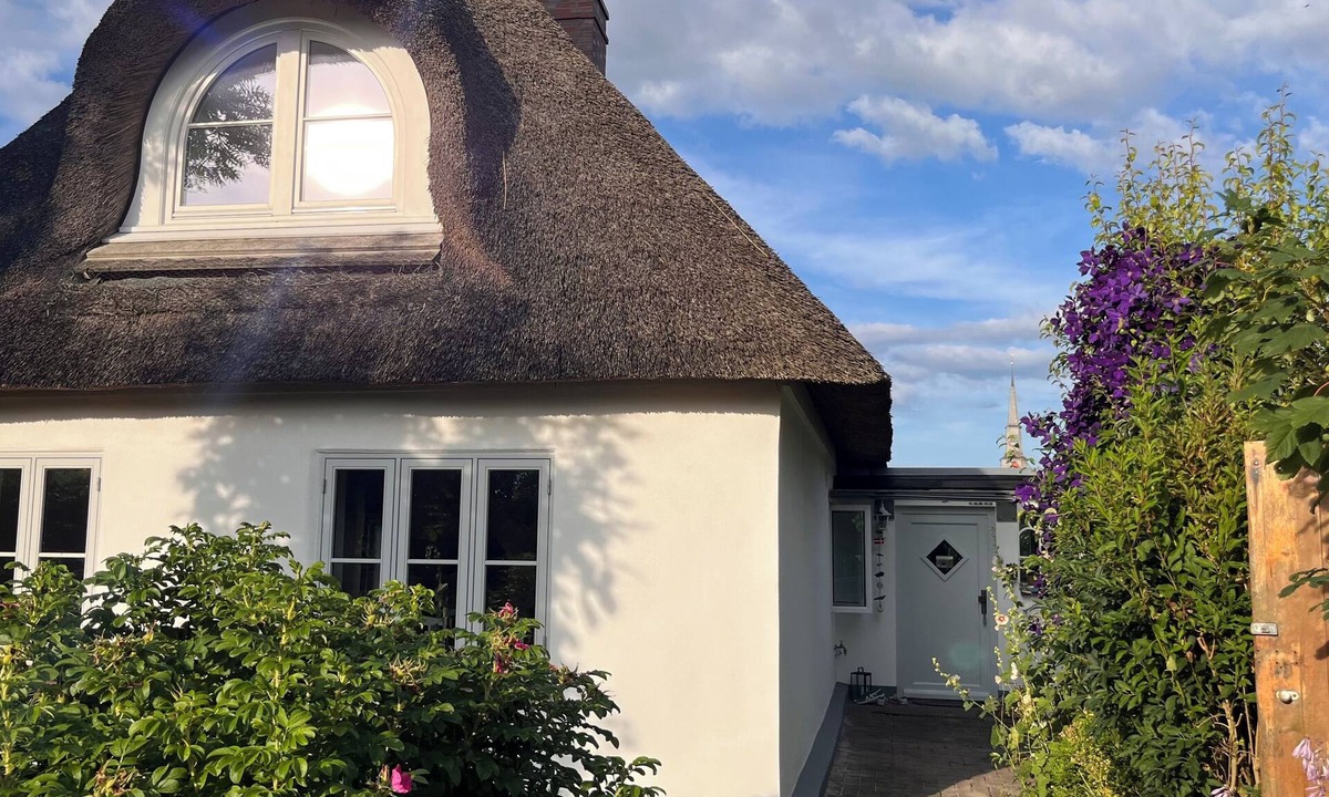 Neuenkirchen Cottage | Family-friendly thatched cottage near the North Sea