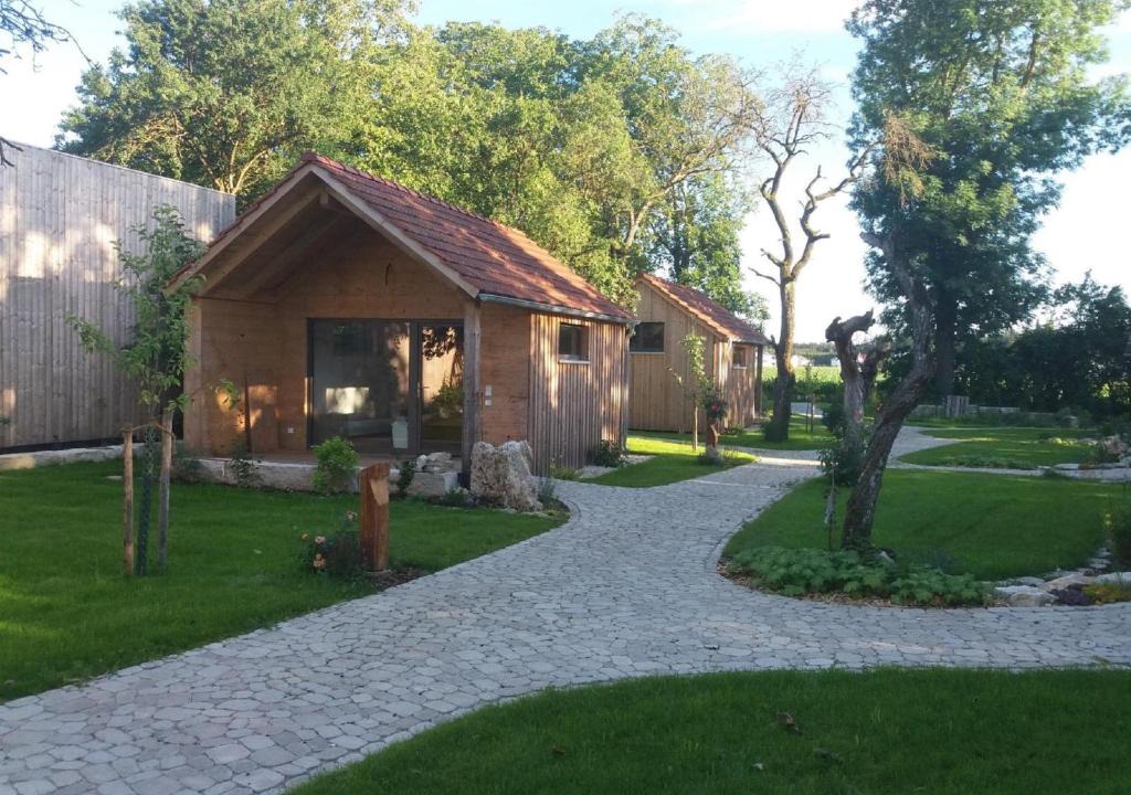 Burgsalach Hotel | Feriengarten mit Schlafhäusern