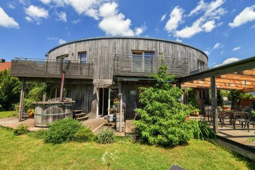 Dornstetten House | Ferienhaus Dornstetten: Sonniges Design Haus: Kamin, Sauna, Hot Pot, Zaun