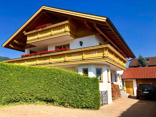 Unterammergau Apartment | Ferienwohnung Bergblick für bis 13 oder 14 Personen mit 5 Schlafzimmer und 3 Bäder
