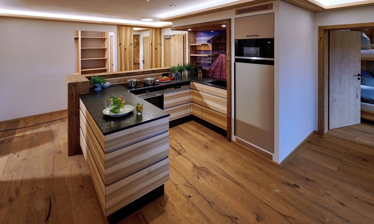 Chieming Apartment | Ferienwohnung Bootshütte, 1-5pers., 2sep. SZ, 2.og, Balkon mit Chiemseeblick