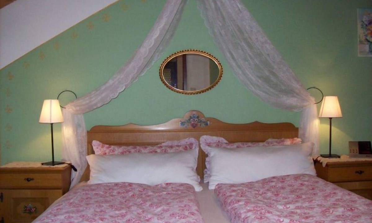 Umrathshausen Apartment | Ferienwohnung für 2 Erwachsene und 3 Kinder, 60 qm, 2. Stock, 2 Schlafzimmer, Wohnzimmer, Küche, SAT-TV, Balkon