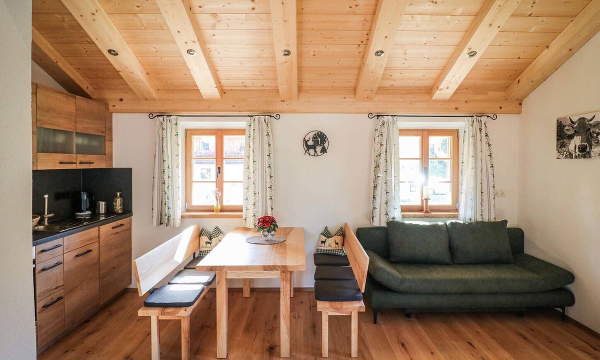 Bad Aibling Apartment | Ferienwohnung Rapunzel OG mit Balkon und 2 Schlafzimmer