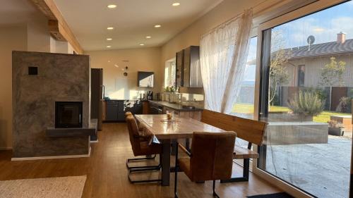 Neuravensburg Apartment | Ferienwohnung Weitblick Wangen im Allgäu - Zwei Schlafzimmer - Terrasse - Kamin