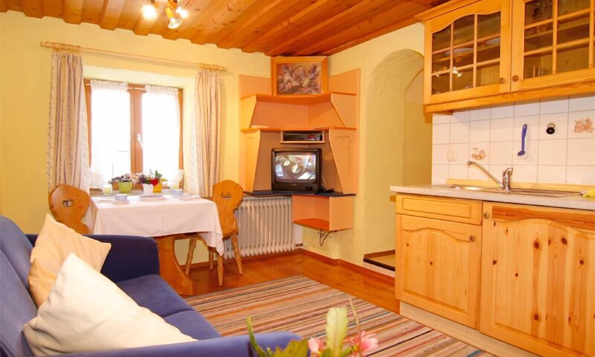 Bad Feilnbach Apartment | Ferienwohnung "Weintraube" 40 qm bis 3 Personen, 1. Obergeschoss, 1 separater Schlafraum, Südbalkon.
