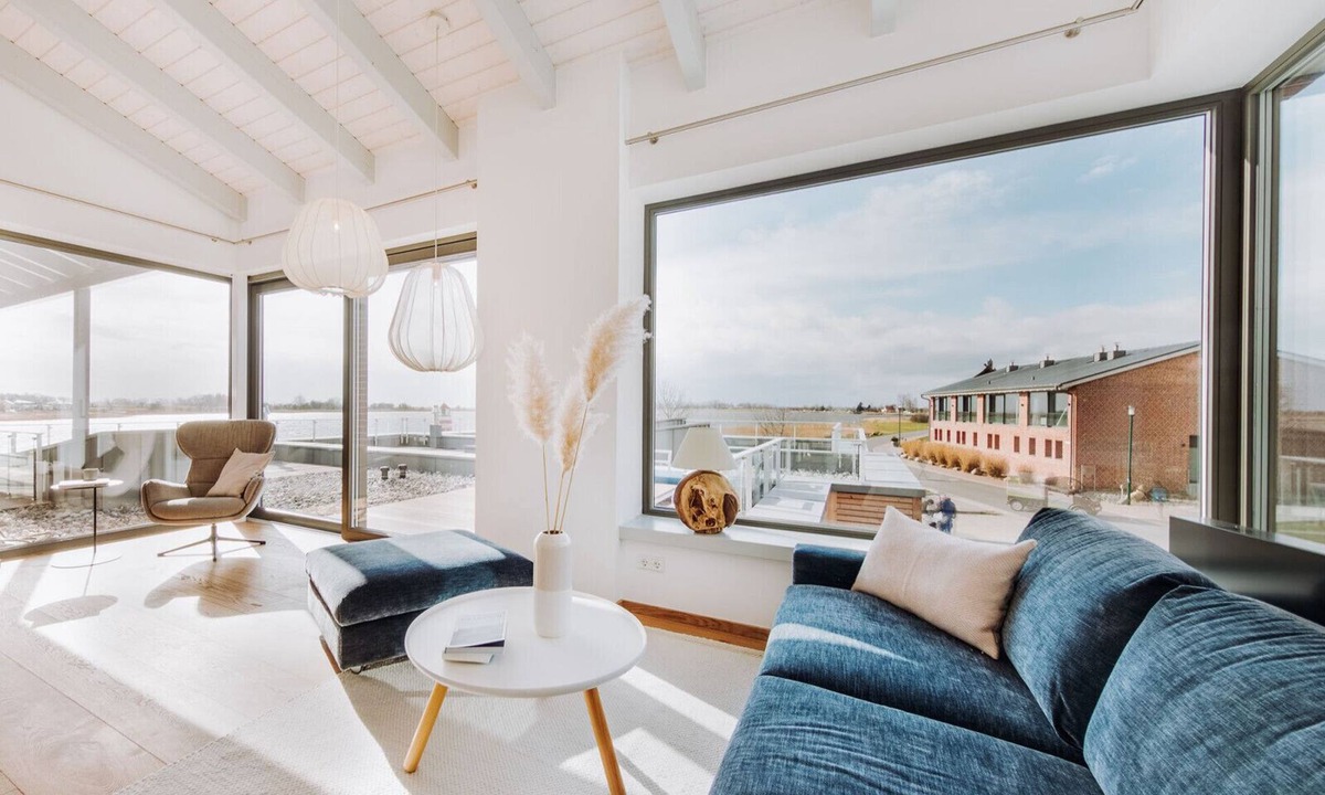 Waase Apartment | FISCHER:IN Vacation Rental in Ummanz. Panoramic sauna with a stunning view of the water. Spacious sun deck for relaxing vacation moments. The ultimate in sleeping comfort with box-spring beds. Insect Screen