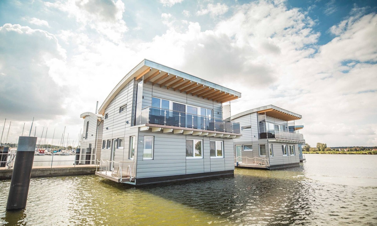 Kroeslin Boat Rental | Floating-house Nr. 5 Freya mit Kamin und Sauna - 02. Floating Houses mit Kamin