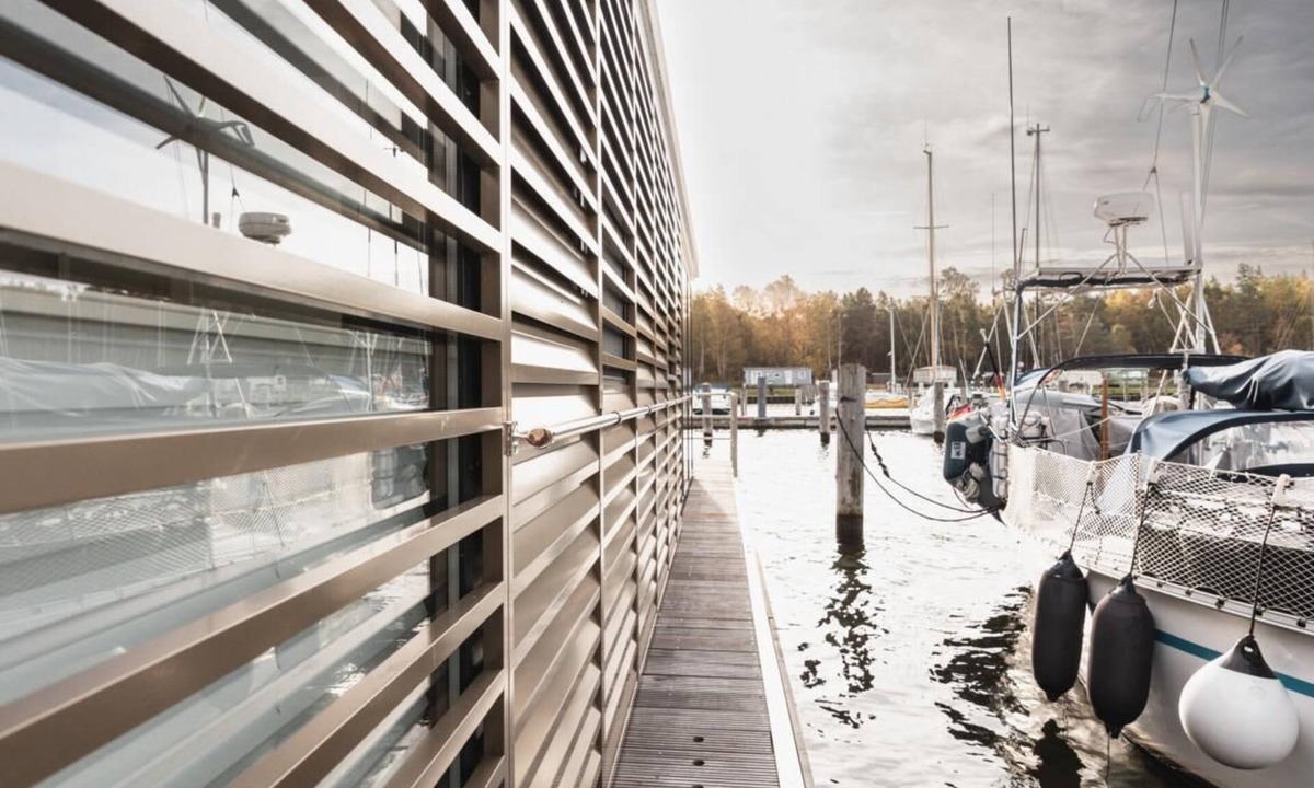 Peenemuende House | Floatinghouse Paradise: Lake view in Peenemünde - terrace & fireplace, 5 guests