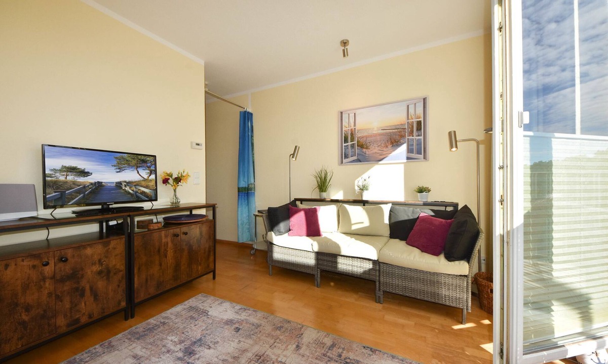 Seebad Bansin Apartment | Forum Marinar 35 - perfect beach location with side view of the Baltic Sea