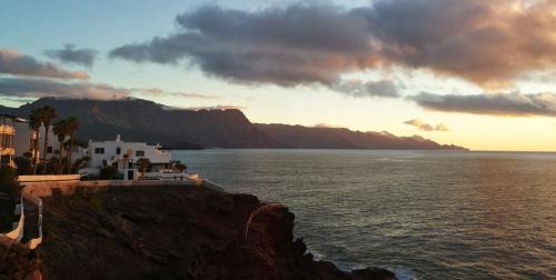 Galdar Apartment | Front-Row Atlantic - Unwind with Sunset Views