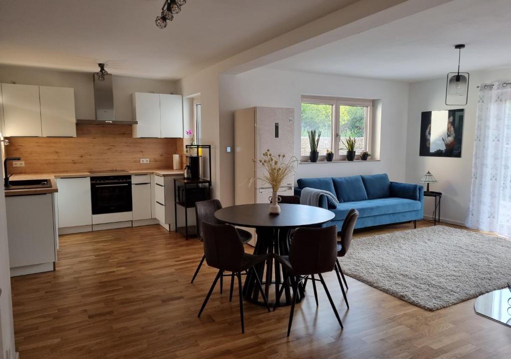 Burgthann Apartment | Gemütliche Premium Ferienwohnung mit Terrasse nähe S-Bahn