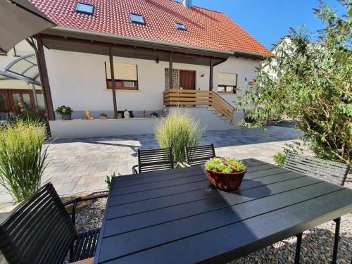 Hallerndorf Apartment | Gemütliches Ferienhaus in Schnaid mit zwei separaten und geräumigen Wohnungen - ausgestattet mit je einer großen Küche, zwei Schlafzimmern und einem Badezimmer