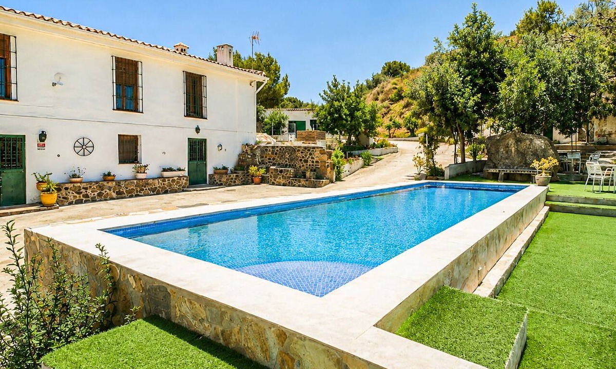Pizarra House | Gorgeous home in Pizarra with private swimming pool, can be inside or outside
