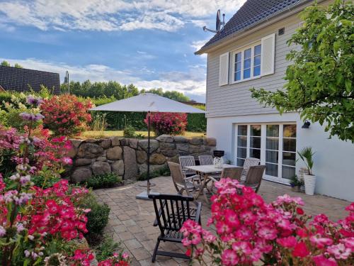 Boltenhagen Apartment | Große Ferienwohnung mit Kamin, Garten & 2 Bädern nahe Ostsee