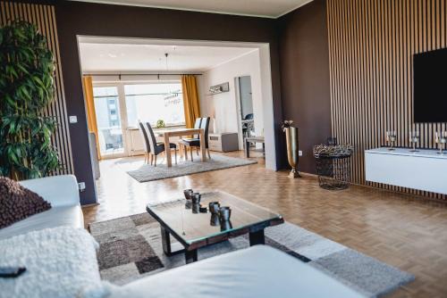 Bayreuth Apartment | Große moderne Designer-Wohnung für Urlaub und Business - 3 Schlafzimmer, Küche, Büro, Terrasse und 2 kostenlose Parkplätze