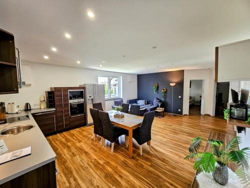 Hengersberg Apartment | Großzügige Moderne Ferienwohnung 90qm Zentrale ruhige Lage