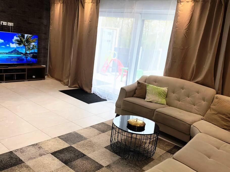 Ebersberg District House | Haus mit 5 Schlafzimmer 2 Bäde 1 Wohnzimmer 3 Park