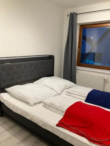 Landshut Apartment | Helle 4 Zimmer, Küche, Bad, WLAN, 24-7, Parkplatz, 4-10 Personen