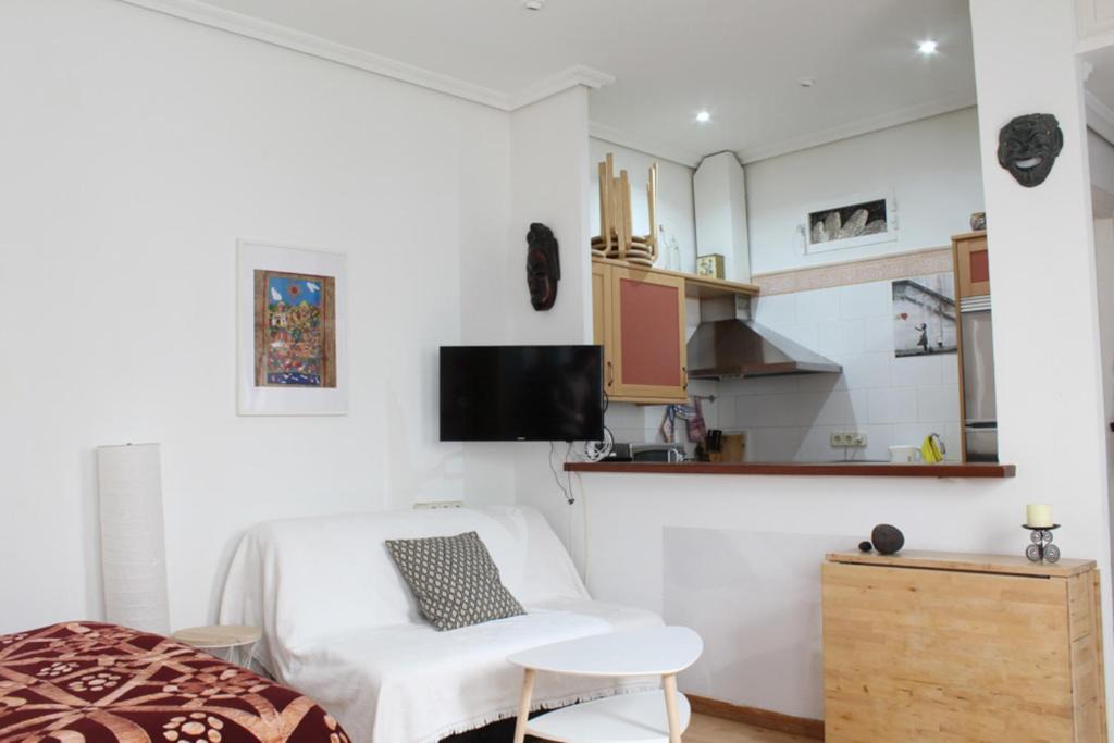 Embajadores Apartment | Hipster Studio in Anton Martin by Allô Housing
