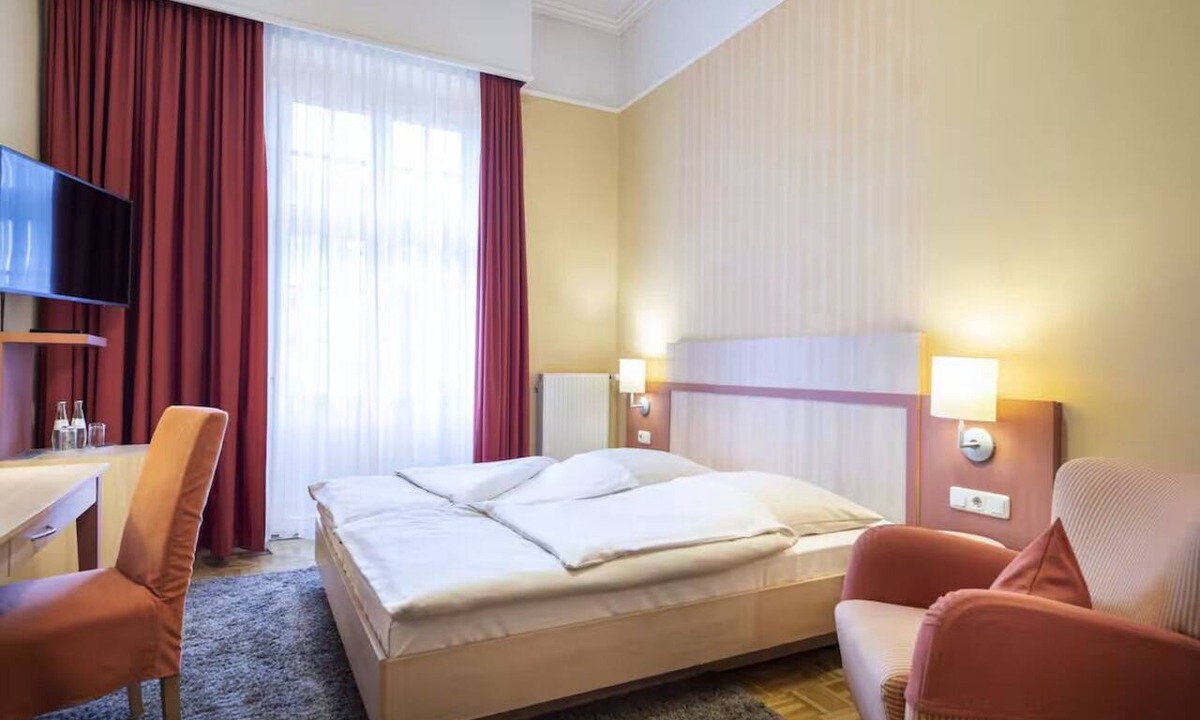 Zentrum Hotel | Historic Bonn Awaits | Double Room | Pets Allowed | Beethoven Hall - 0.6 mile