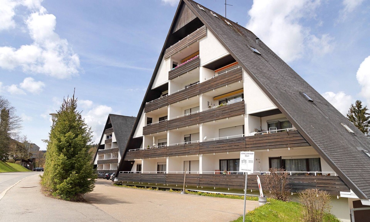 Schoenwald Apartment | Holiday Apartment 'Isabell' with Shared Garden, Balcony and Wi-Fi