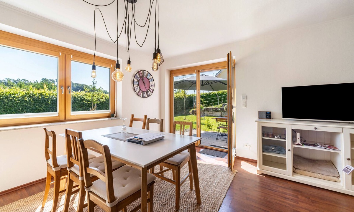 Niederviehbach Apartment | Holiday Apartment 'Ferienwohnung Auszeit' with Terrace, Garden & Wi-Fi