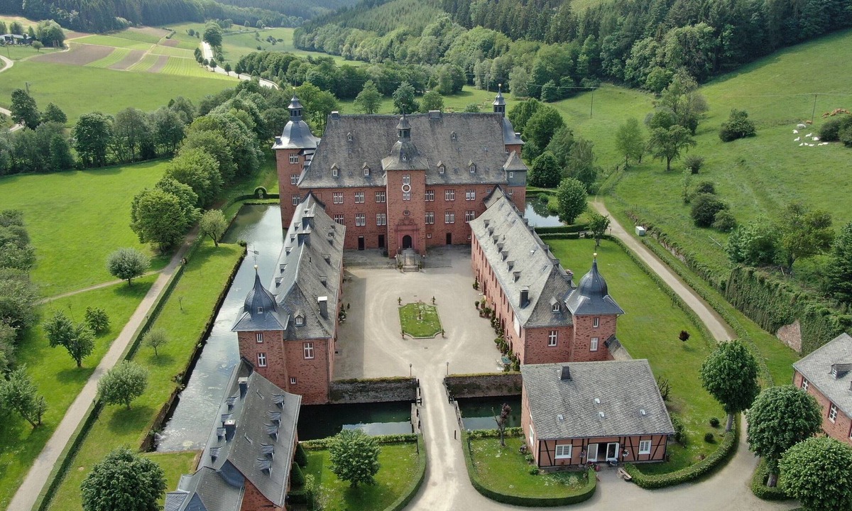 Oberhundem Apartment | Holiday Apartment "Alte Schlossbibliothek" with Wi-Fi