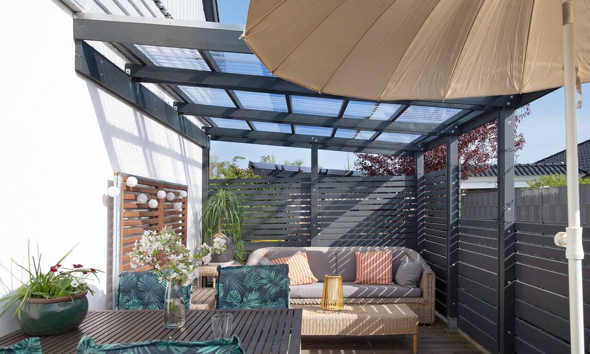 Nienhagen Apartment | Holiday Apartment 'Alte Schule' with Private Terrace and Wi-Fi