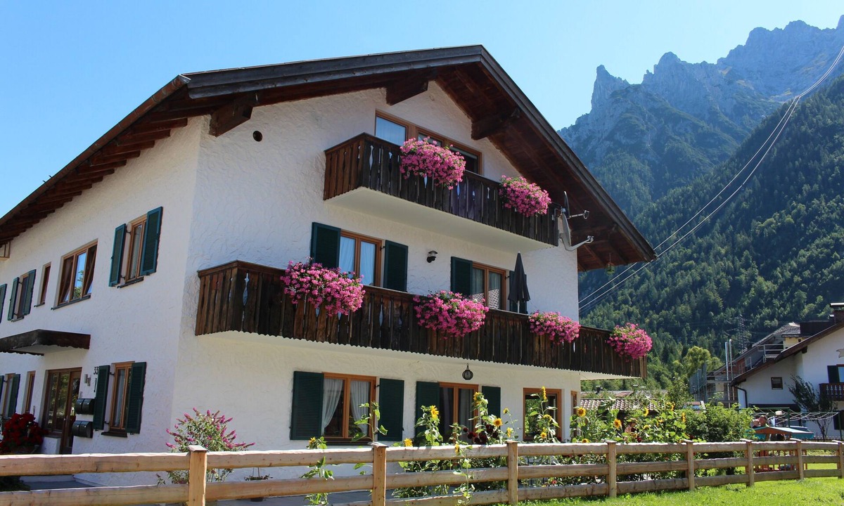 Mittenwald Apartment | Holiday Apartment 'Barbara Jais' with Mountain View, Balcony and Wi-Fi