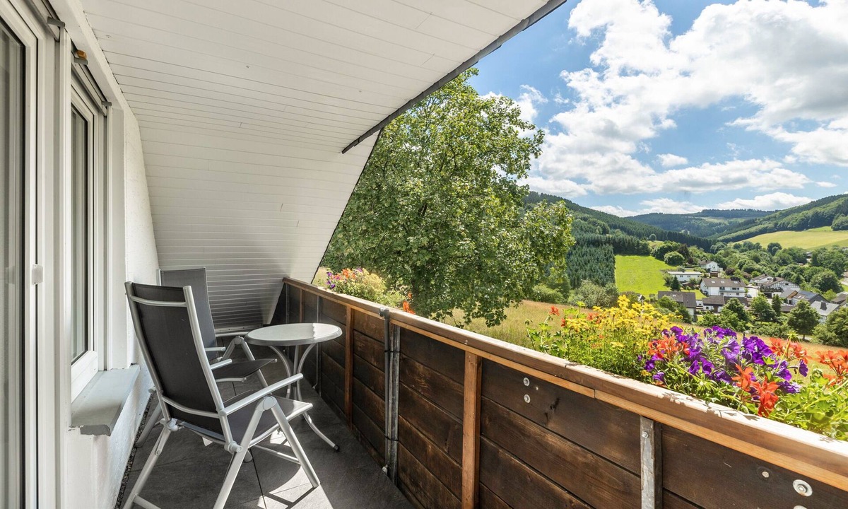 Oberhenneborn Apartment | Holiday Apartment Schwalbennest (55sqm, 2 Bedrooms) with Balcony and Wi-Fi