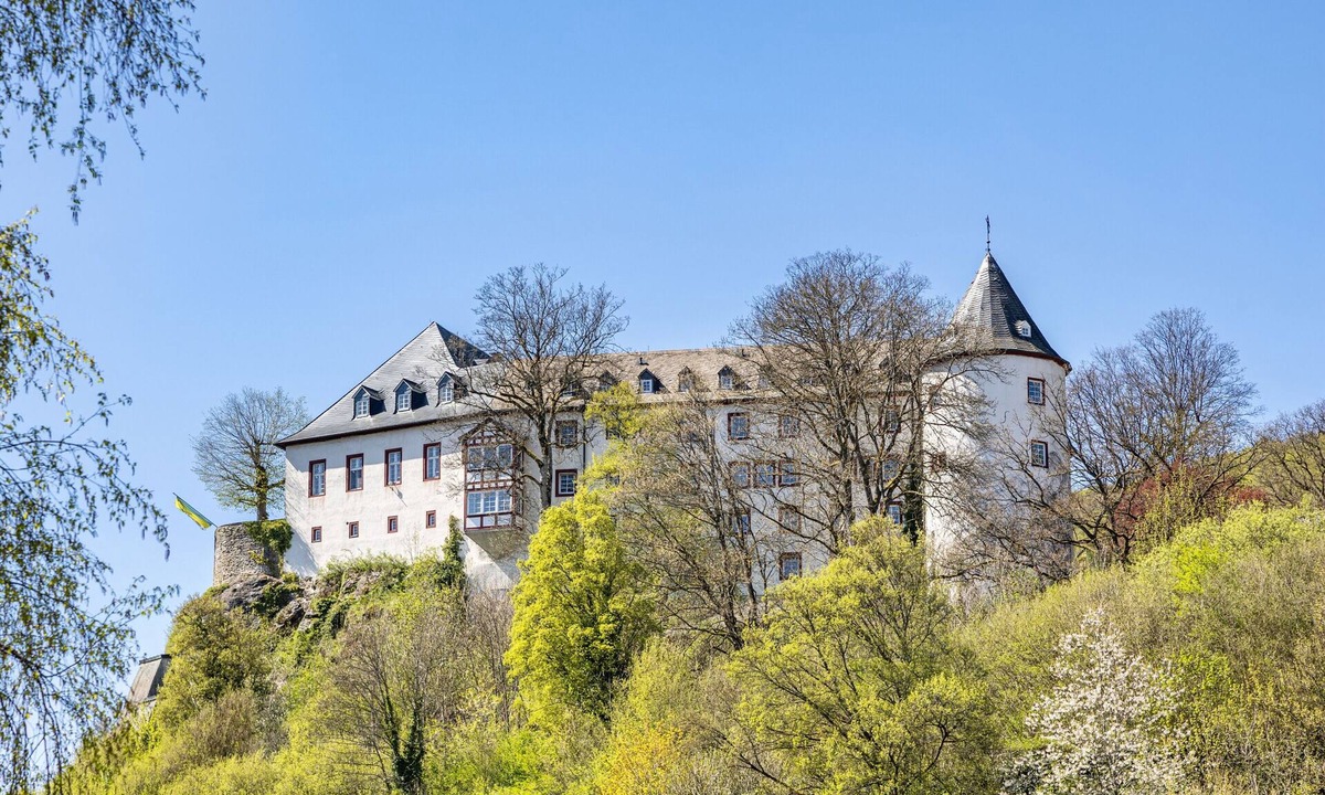 Lennestadt Apartment | Holiday Apartment 'Sauerland Burgfenster' with Mountain View, Shared Terrace and Wi-Fi