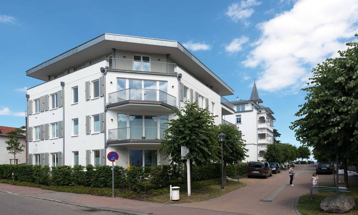 Binz Apartment | Holiday Apartment "Strandhaus Seeblick Binz 13" with Sea View, Private Terrace and Wi-Fi