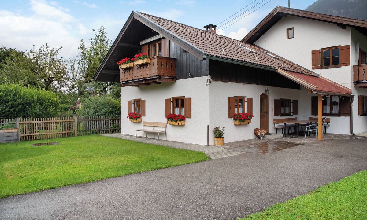 Farchant Apartment | Holiday Apartment 'Wankblick' with Mountain View, Private Terrace and Wi-Fi