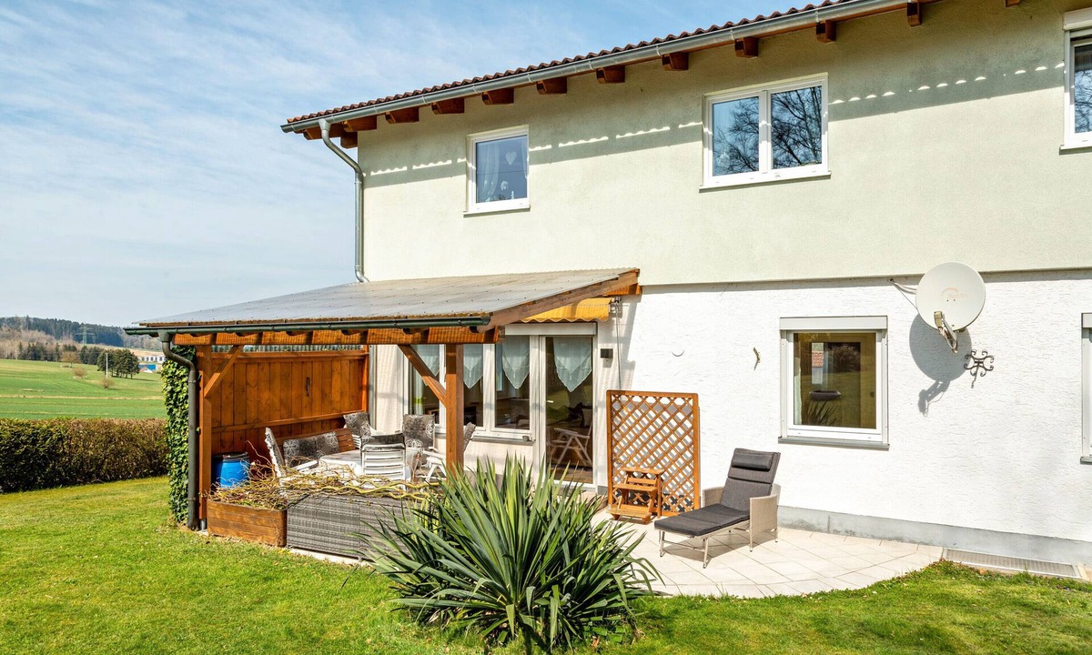 Vilshofen Apartment | Holiday Apartment 'Mitterfelder Donaublick' with Private Terrace, Private Garden and Wi-Fi