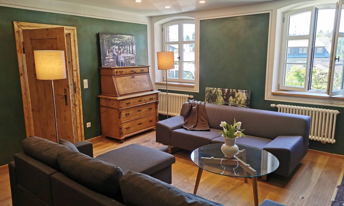 Presseck House | Holiday Home 'Alte Schlosserei' with Private Terrace, Private Garden and Wi-Fi