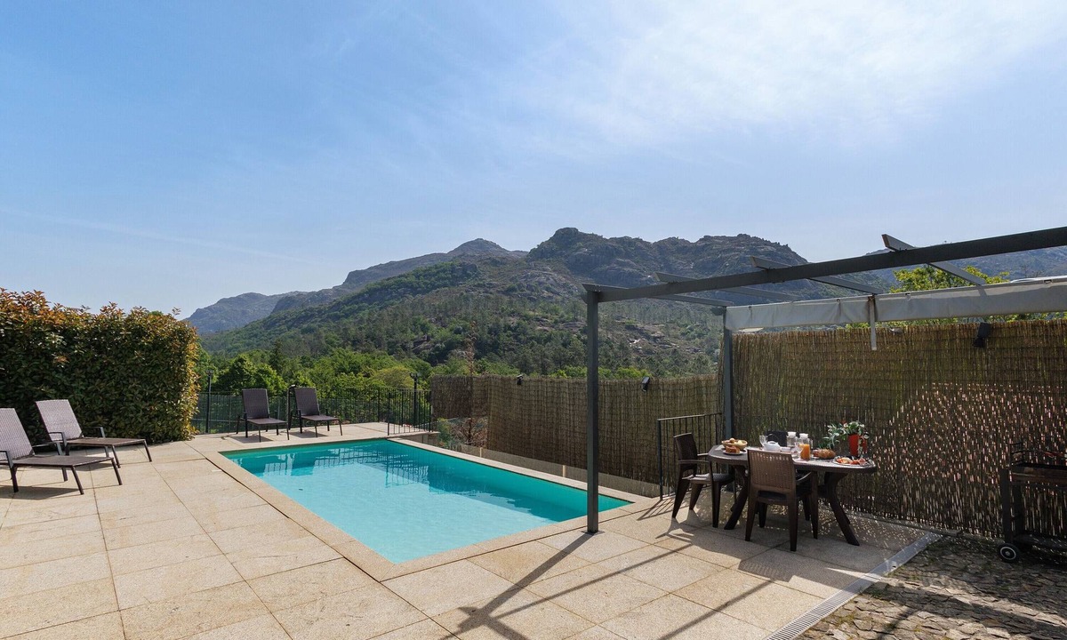 Campo de Gerez House | Holiday Home 'Casa Fraga Do Suadouro' with Mountain View, Wi-Fi and Air Conditioning