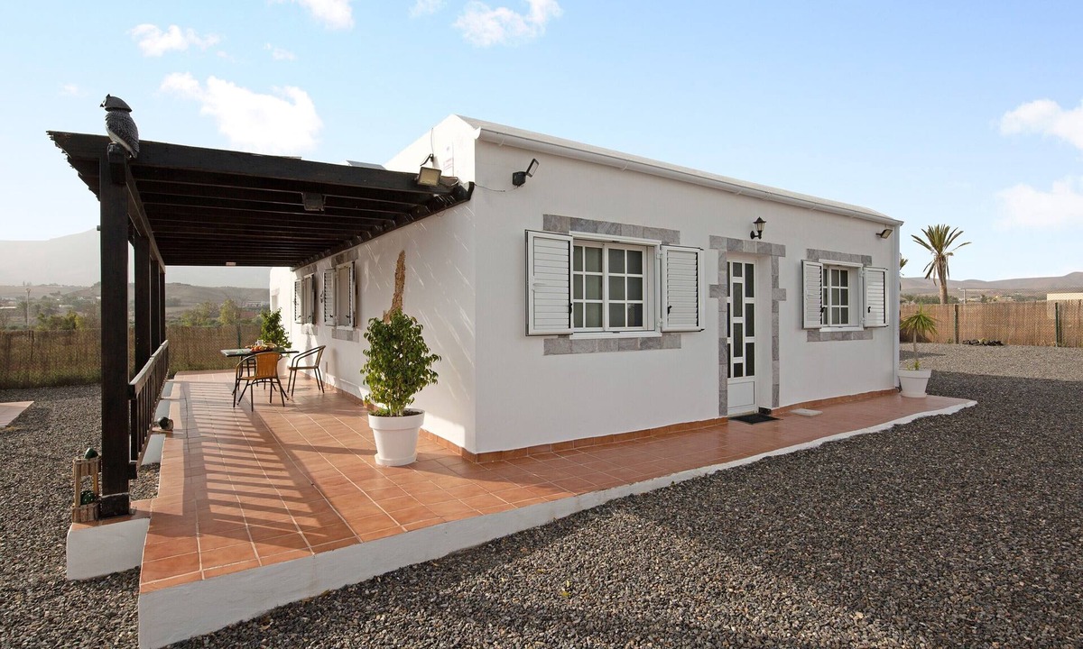 Tuineje House | Holiday Home 'Casa Majos' with Mountain Views, Private Terrace and Wi-Fi