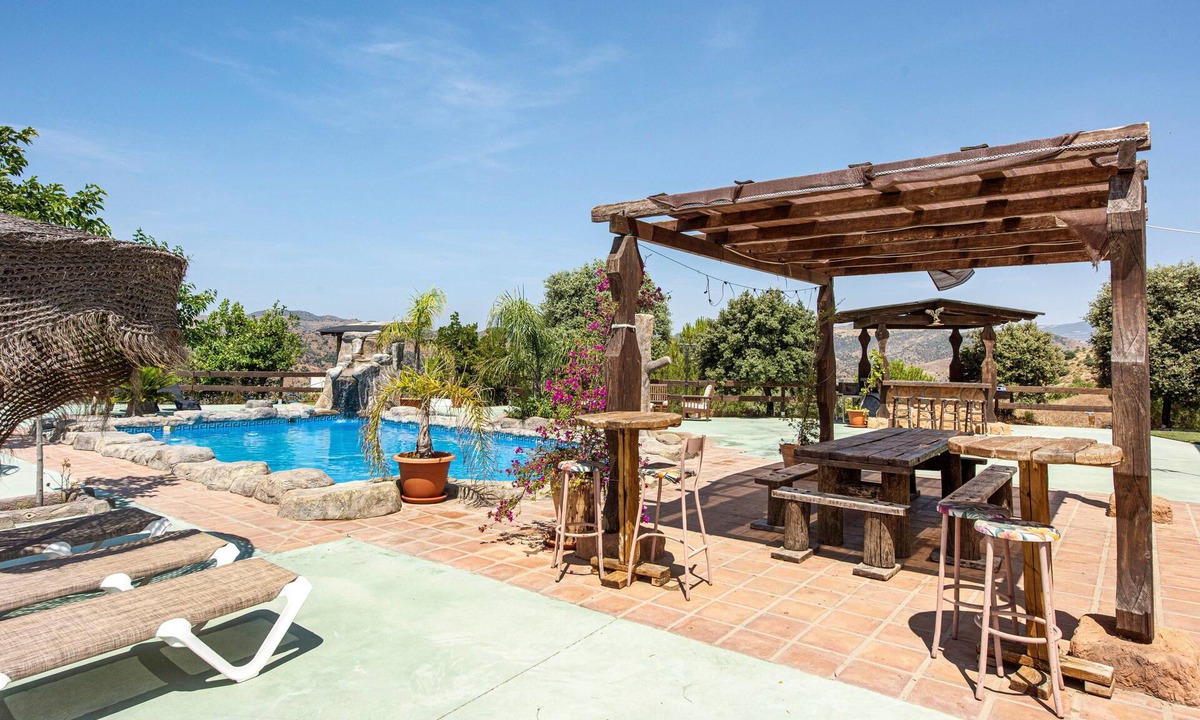 Almogia House | Holiday Home 'El Desafío De Las Águilas' with Lake View, Wi-Fi and Air Conditioning