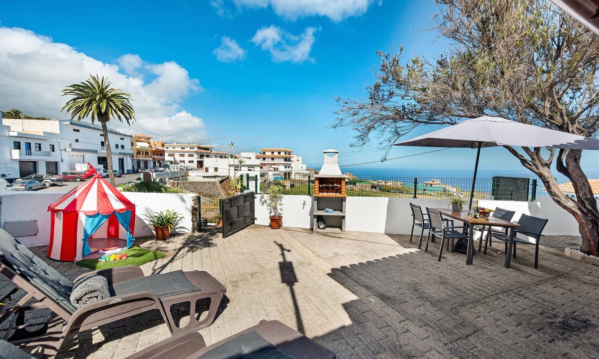 Santa Barbara House | Holiday Home 'Casa Evarista' with Sea View, Private Terrace and Wi-Fi