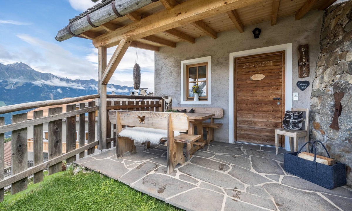 Lagundo House | Holiday Home “Fichtnhittl” with Mountain View, Wi-Fi, Balcony, Terrace & Garden