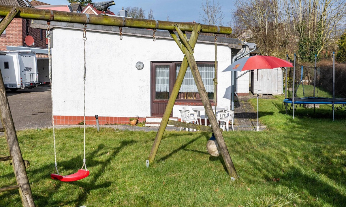 Wesselburen House | Holiday Home 'Haus Lahrsen' with Private Terrace, Shared Garden and Wi-Fi