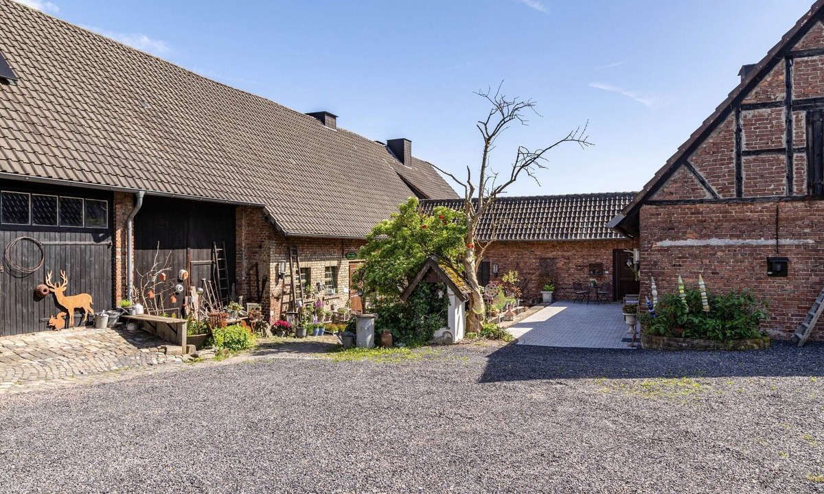 Neheim House | Holiday Home 'Lilla Huset' with Private Terrace and Wi-Fi
