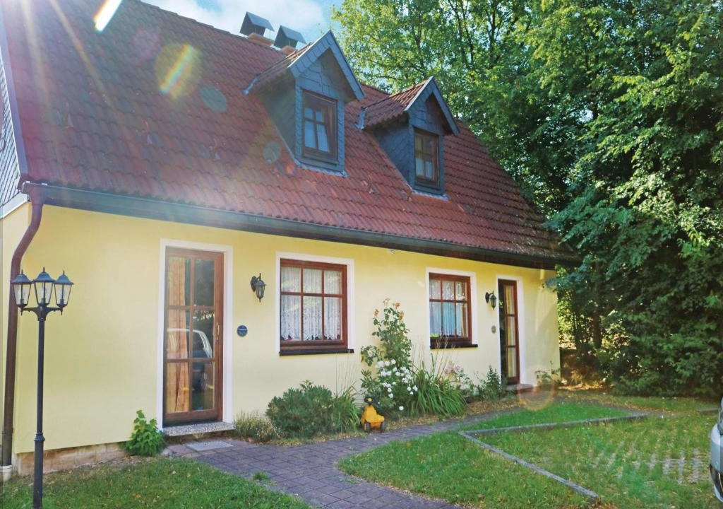 Hausles House | Holiday Home Mitwitz with a Fireplace 01
