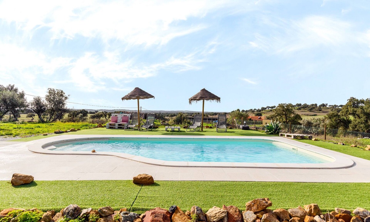 Santiago do Escoural House | Holiday Home 'Monte Da Masmorra De Baixo - Louro' with Shared Pool, Shared Garden and Wi-Fi