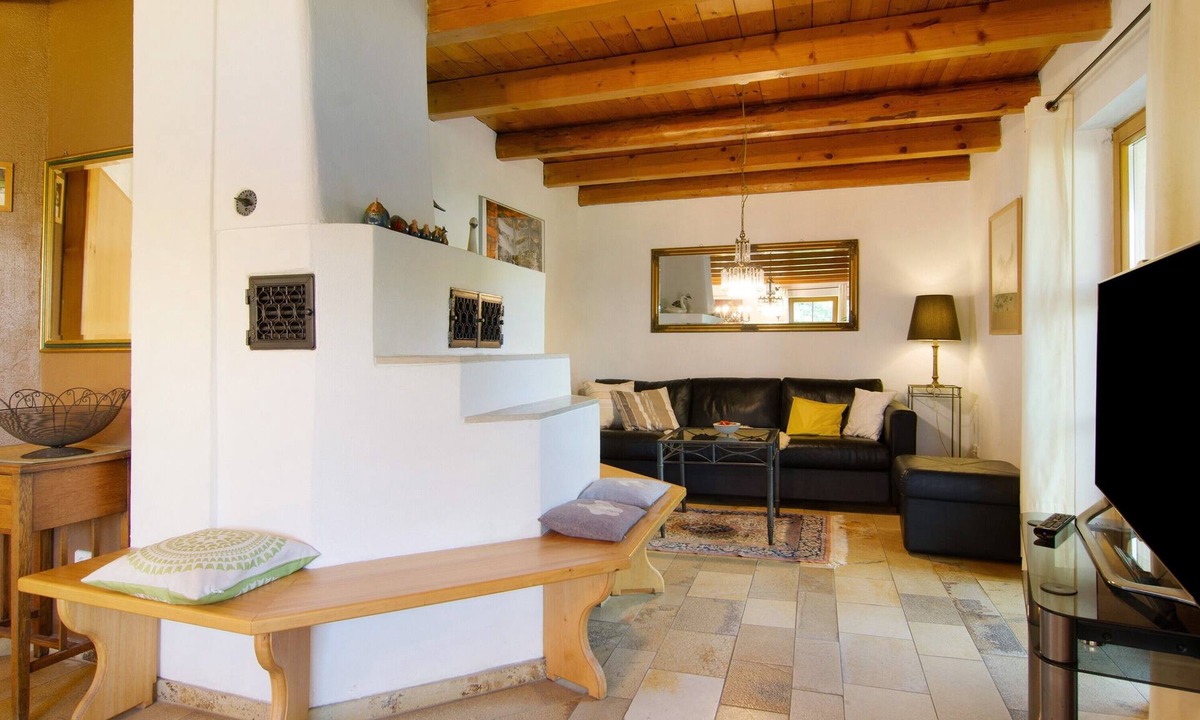 Ostrach House | Holiday Home 'Reis' with Shared Pool, Private Terrace and Wi-Fi