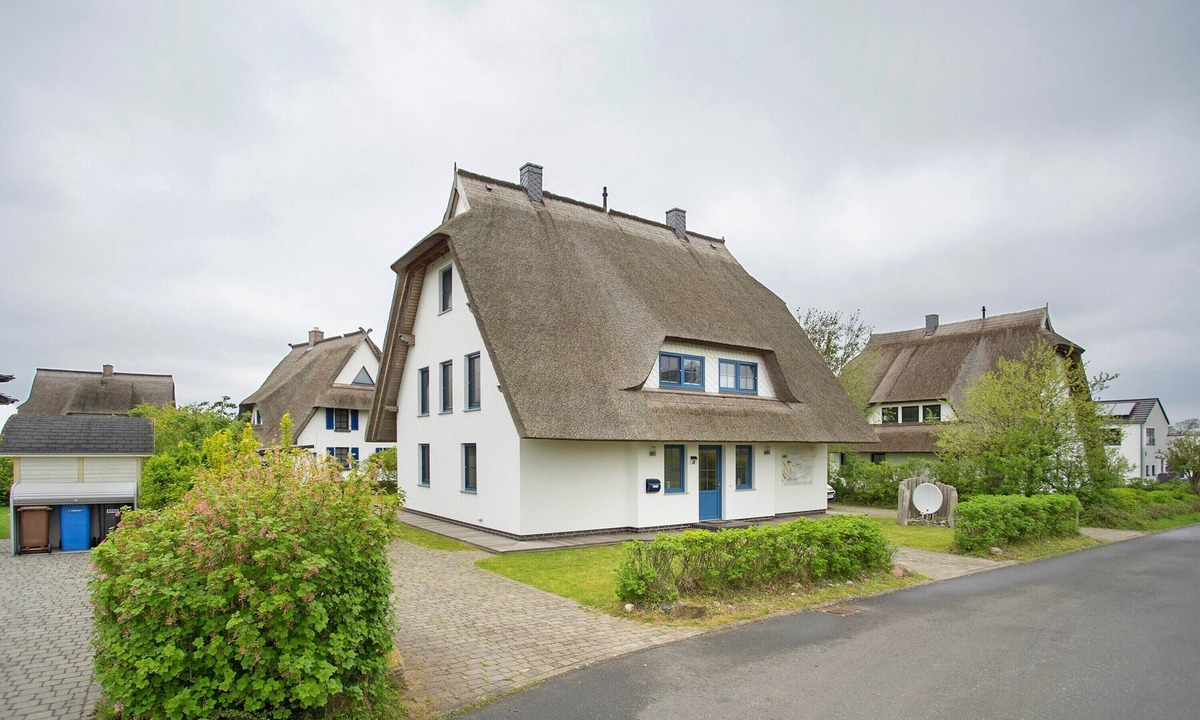 Dranske House | Holiday Home 'Seepferdchen' Close to the Beach with Garden, Sauna & Wi-Fi