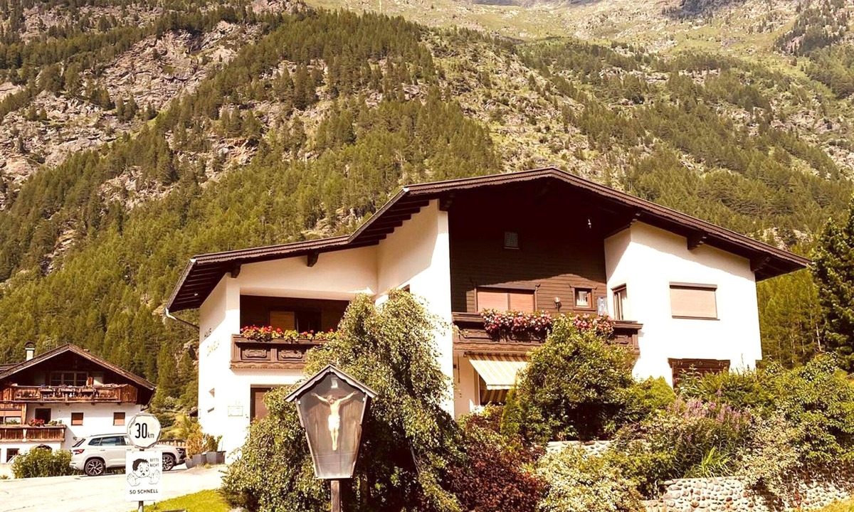 Zwieselstein House | Holiday home with balcony and ski storage