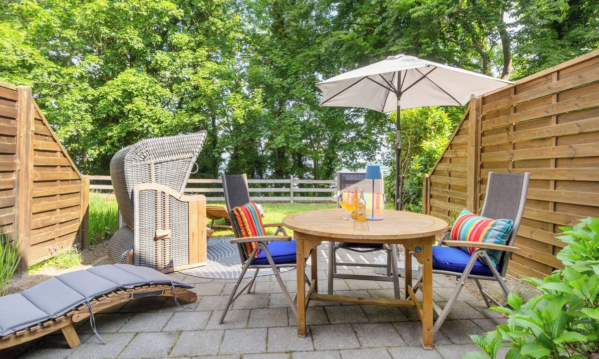 Alt Reddevitz Apartment | Holla die Boddenfee @Höfthus 68sqm own entrance thatched roof terrace sea view