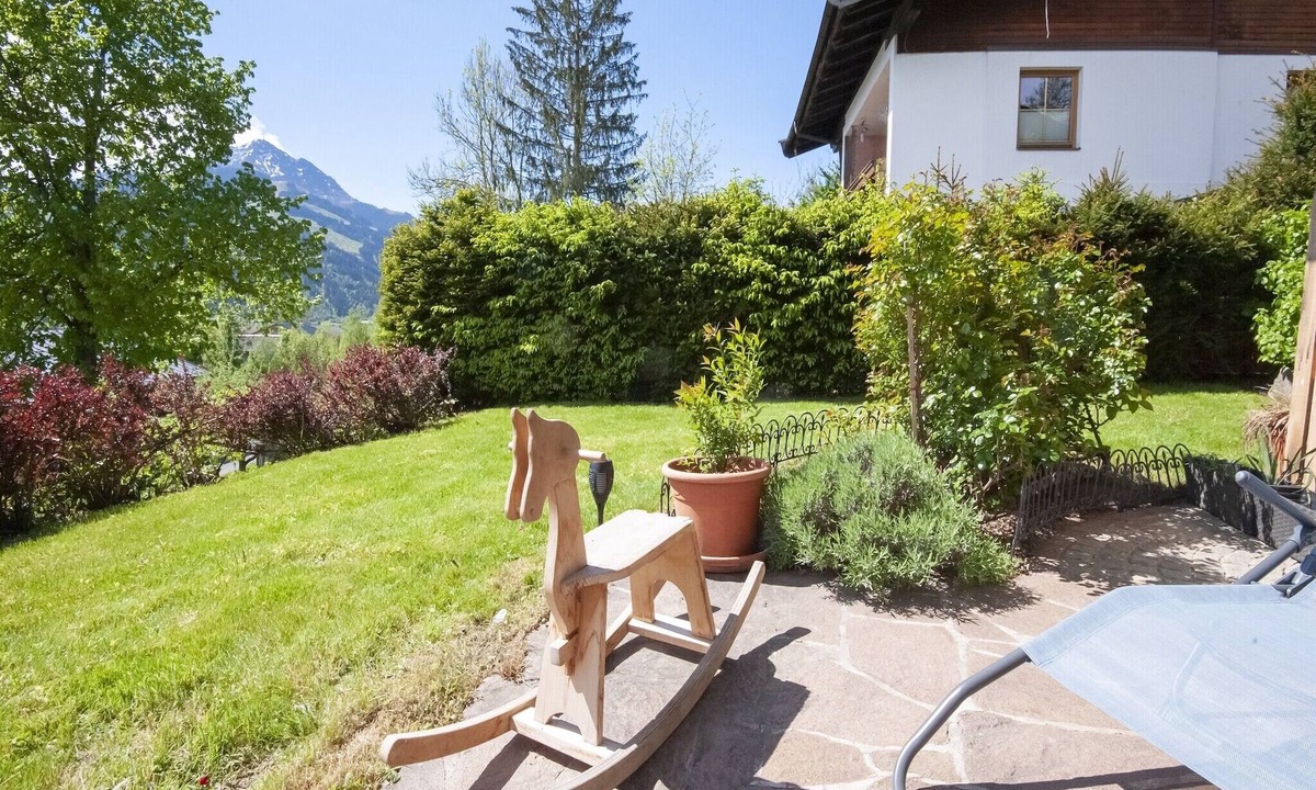 Sankt Johann in Tirol Apartment | Holzwohnung in St. Johann in Tyrol with terrace