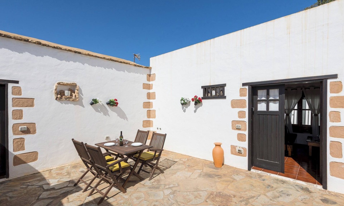 Triquivijate Apartment | Home2Book La Molina B, Cozy Country House